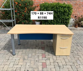 EXCELLENT QUALITY WORK STATION DESK FOR SALE 6 AVAILABLE