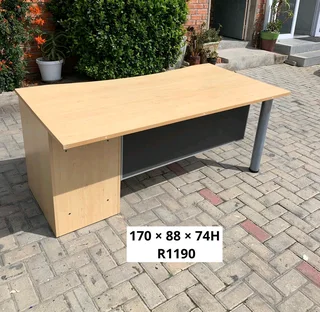 EXCELLENT QUALITY WORK STATION DESK FOR SALE 6 AVAILABLE