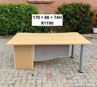 EXCELLENT QUALITY WORK STATION DESK&#39;S FOR SALE
