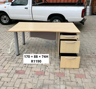 EXCELLENT QUALITY WORK STATION DESK&#39;S FOR SALE