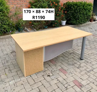 EXCELLENT QUALITY WORK STATION DESK&#39;S FOR SALE