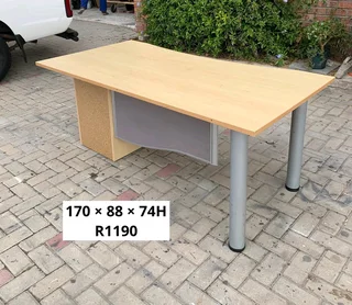 EXCELLENT QUALITY WORK STATION DESK&#39;S FOR SALE
