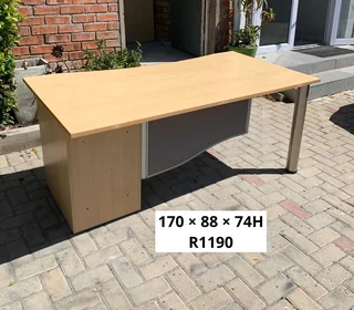 GOOD QUALITY WORK STATION DESK