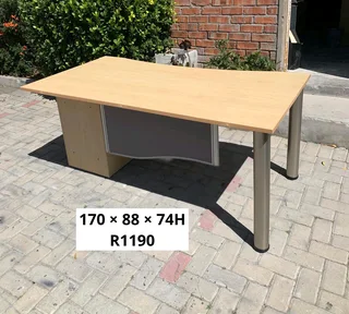 GOOD QUALITY WORK STATION DESK