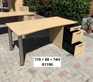 GOOD QUALITY WORK STATION DESK