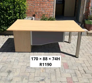 GOOD QUALITY WORK STATION DESK