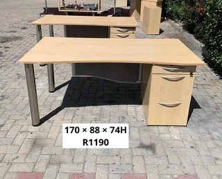 GOOD QUALITY WORK STATION DESK