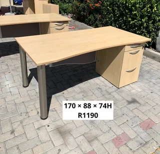 GOOD QUALITY WORK STATION DESK