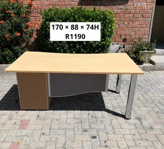 GOOD QUALITY WORK STATION DESK