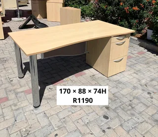 GOOD QUALITY WORK STATION DESK