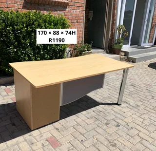 GOOD QUALITY WORK STATION DESK