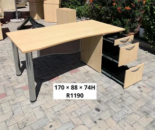 GOOD QUALITY WORK STATION DESK