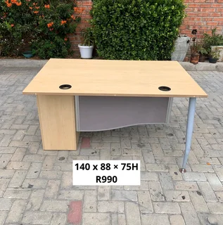 EXCELLENT QUALITY WORK STATION DESK FOR SALE