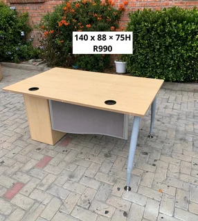 EXCELLENT QUALITY WORK STATION DESK FOR SALE