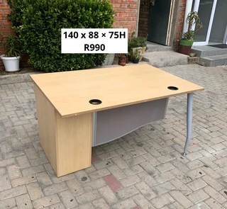EXCELLENT QUALITY WORK STATION DESK FOR SALE