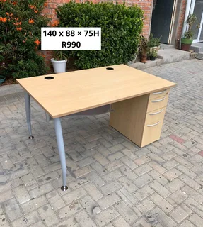 EXCELLENT QUALITY WORK STATION DESK FOR SALE