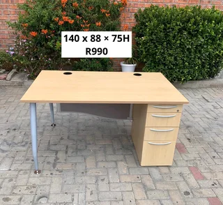 EXCELLENT QUALITY WORK STATION DESK FOR SALE