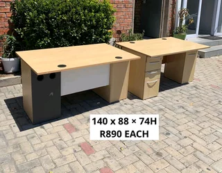 GOOD QUALITY WORK STATION DESK&#39;S FOR SALE