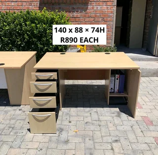GOOD QUALITY WORK STATION DESK&#39;S FOR SALE