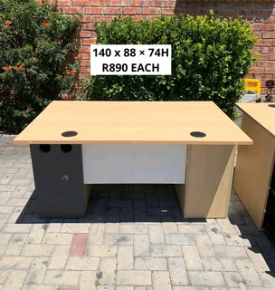 GOOD QUALITY WORK STATION DESK&#39;S FOR SALE