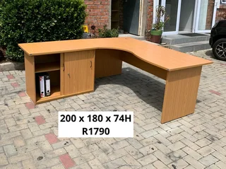 EXCELLENT QUALITY L SHAPE DESK AND CRADENZA FOR SALE