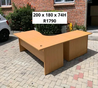 EXCELLENT QUALITY L SHAPE DESK AND CRADENZA FOR SALE