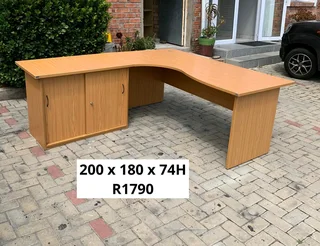 EXCELLENT QUALITY L SHAPE DESK AND CRADENZA FOR SALE
