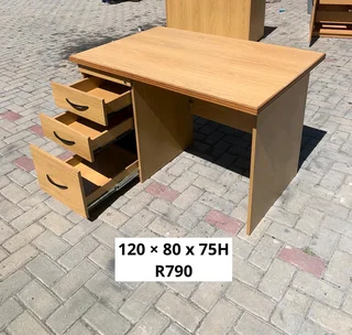 GOOD QUALITY WORK STATION DESK FOR SALE