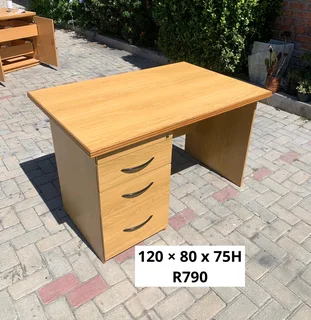 GOOD QUALITY WORK STATION DESK FOR SALE