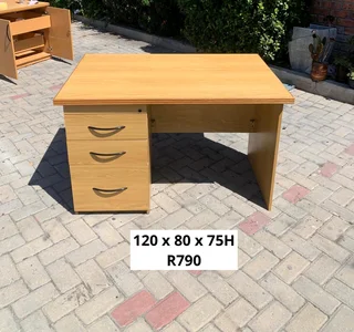 EXCELLENT QUALITY WORK STATION DESK FOR SALE