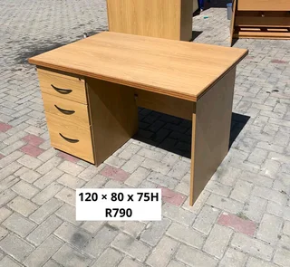 EXCELLENT QUALITY WORK STATION DESK FOR SALE