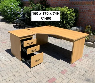 EXCELLENT QUALITY WORK STATION L SHAPE DESK FOR SALE