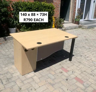 GOOD QUALITY WORK STATION DESK FOR SALE