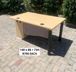 GOOD QUALITY WORK STATION DESK FOR SALE