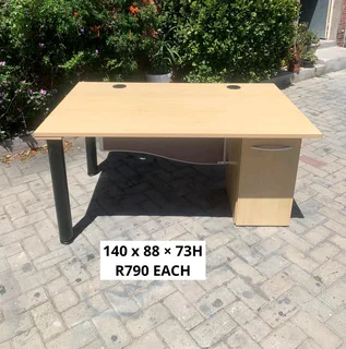 GOOD QUALITY WORK STATION DESK FOR SALE