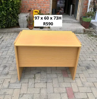 EXCELLENT QUALITY WORK STATION DESK