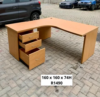 PLENTY OF OFFICE FURNITURE