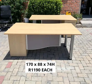 GOOD QUALITY WORK STATION DESK&#39;S FOR SALE