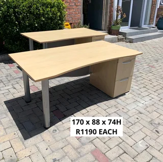 GOOD QUALITY WORK STATION DESK&#39;S FOR SALE