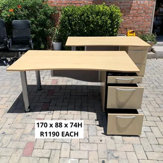 GOOD QUALITY WORK STATION DESK&#39;S FOR SALE