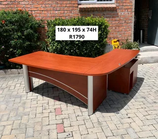 EXCELLENT QUALITY WORK STATION L SHAPE DESK FOR SALE