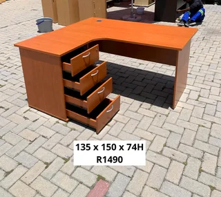 WALTON&#39;S L SHAPE WORK STATION DESK