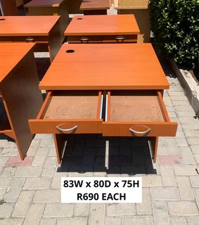 EXCELLENT QUALITY WORK STATION DESK&#39;S FOR SALE