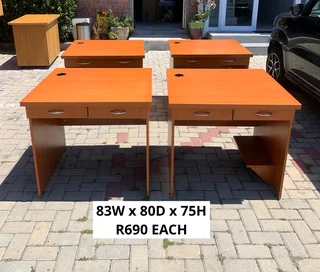 EXCELLENT QUALITY WORK STATION DESK&#39;S FOR SALE