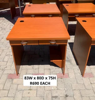EXCELLENT QUALITY WORK STATION DESK&#39;S FOR SALE