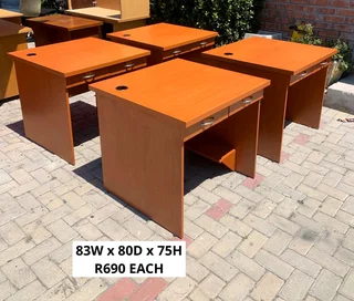 EXCELLENT QUALITY WORK STATION DESK&#39;S FOR SALE
