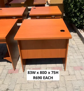 EXCELLENT QUALITY WORK STATION DESK&#39;S FOR SALE