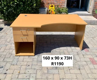 EXCELLENT QUALITY WORK STATION DESK FOR SALE