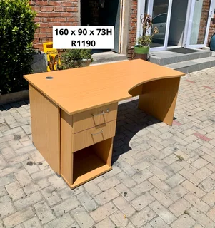 EXCELLENT QUALITY WORK STATION DESK FOR SALE