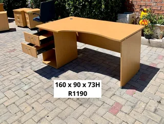 EXCELLENT QUALITY WORK STATION DESK FOR SALE